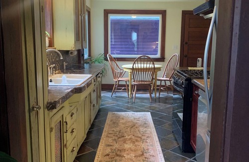 South Westside House | 5-min walk to Downtown Olympia and Capital Lake, 4br, sleeps 10