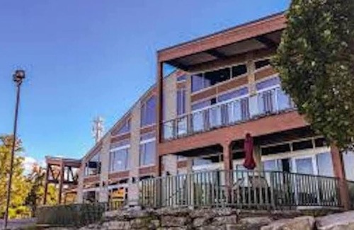 Lackawaxen House | 5 min walk to ski lifts & lodge! 25% off ski lifts & tubing! Modern, clean home!