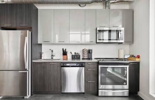 Victoria Park Apartment | 5 min walk to Stampede | 2BR |AC |Near Frt Calgary