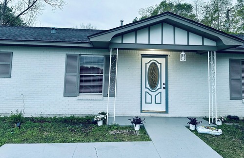Saint Elmo House | 5 mins from I-10 ,4 bedrooms and very spacious private 2400 sq ft home.