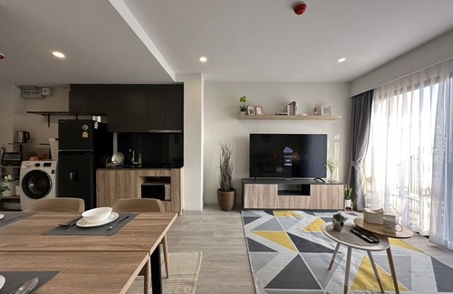 Yan Nawa Apartment | 5 mins to BTS Surasak Family 2Bedrooms 2BR w/Pool/Gym/Wi-fi@Sathornn