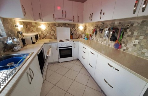Plaka Villa | 5 mins to beach and amenities.