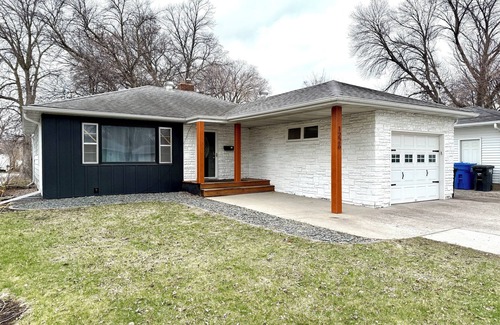 Roosevelt House | 5 mins to Fargo Dome I King I Pet Friendly I Games