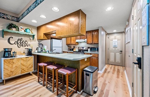 Chalet Village Cabin | *5 Mins to Gatlinburg* Hot Tub+Fireplace*Families!