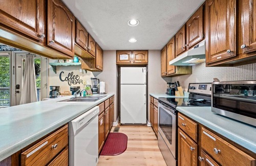 Chalet Village Cabin | *5 Mins to Gatlinburg* Hot Tub+Fireplace*Families!