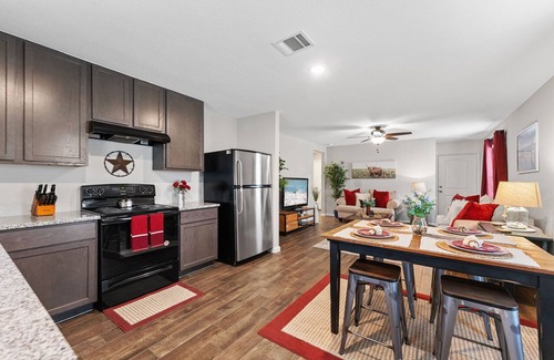 Willis House | 5 Mins to Lake Conroe & I-45, Unwind & Explore