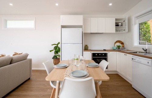Terrigal House | 5 mins walk to Beach - Modern Beachy Escape. Netflix, Full Kitchen, Comfy Beds!