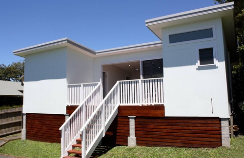 Terrigal House | 5 mins walk to Beach - Modern Beachy Escape. Netflix, Full Kitchen, Comfy Beds!