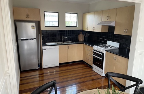 Safety Beach House | 5 minute walk to Beach and close to Dromana