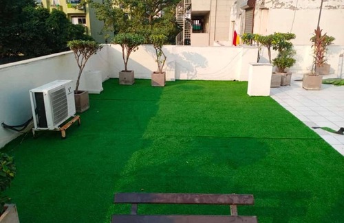 Sector 29 Hotel | 5 minute walk to MG Road Metro, bustling area of Gurgaon