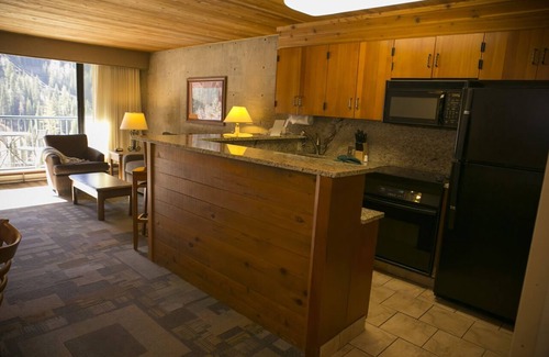 Salt Lake Mountain Resorts Condo | 5 minute walk to the Wilbere ski lift. Family-sized condo with pool & game room