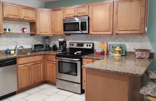 Gulf Gate Estates Condo | 5 minutes drive to nr Siesta Key 2BR/2BA condo Sienna Park. heated pool.