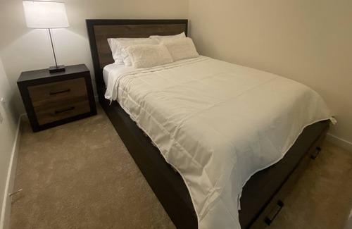 Jefferson Manor Apartment | 5 minutes from Airport! Family-sized rental