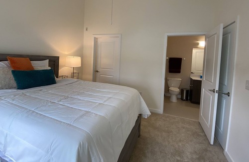 Jefferson Manor Apartment | 5 minutes from Airport! Family-sized rental