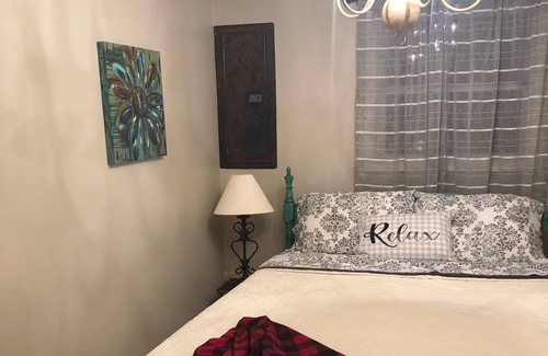 Dale House | 5 minutes from HOLIDAY WORLD-DOWNSTAIRS APARTMENT - -HOLIDAY GUEST HOUSE