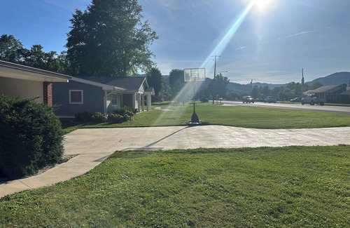 Middlesboro House | 5 minutes from LMU!