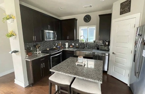 Parker Lane House | 5 minutes to downtown, 10 min to airport. Perfect for couple's retreat
