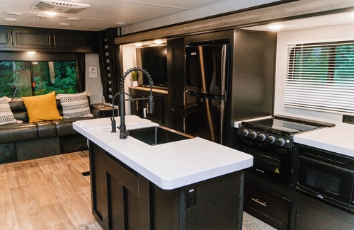 Penrose House | 5 minutes to Dupont State Park! Glamping with large covered deck & sunset views