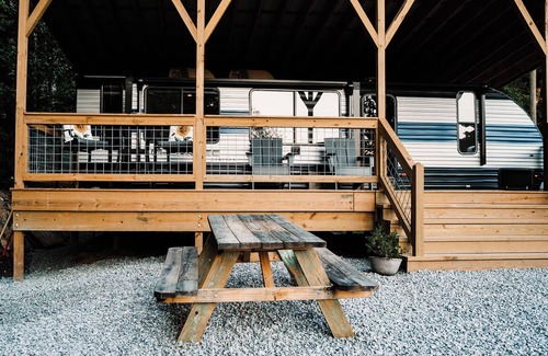 Penrose House | 5 minutes to Dupont State Park! Glamping with large covered deck & sunset views