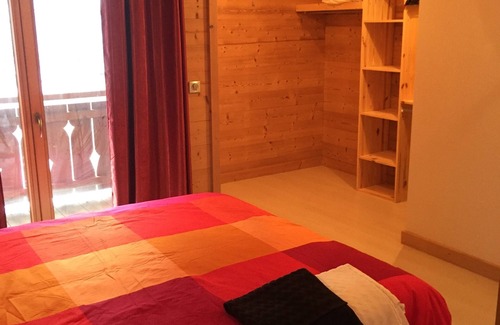 Sixt-Fer-a-Cheval Ski Chalet | 5 minutes to Grand Massif Express. Next to ski bus stop. Large living space.