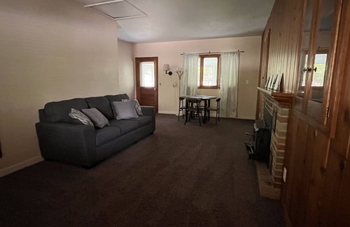 Monona House | 5 minutes to Lake! Close to bike trails! Comfy 3 bedroom