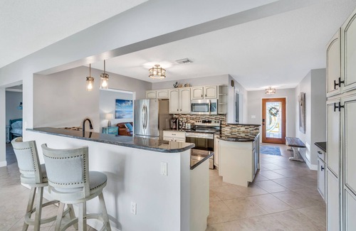 Sorrento Shores House | 5 minutes to the BEACH! Beautiful neighborhood on intercoastal. Family friendly