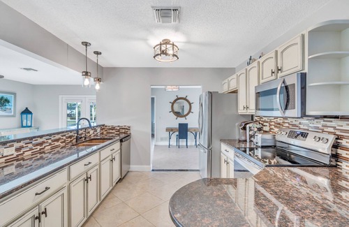 Sorrento Shores House | 5 minutes to the BEACH! Beautiful neighborhood on intercoastal. Family friendly