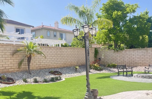 Corona Bed & Breakfast | 5 minutes to the theme park! Family-sized bedroom / studio