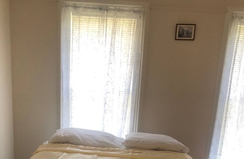 Binghamton House | 5 minutes to UHS and the shops.