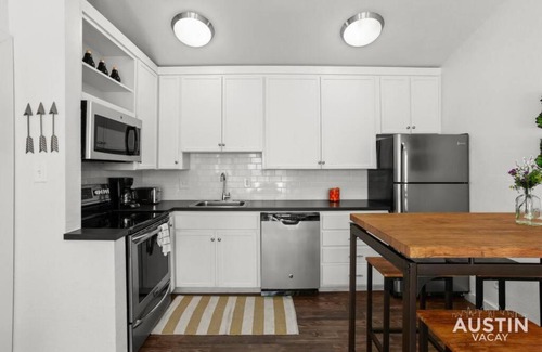 Barton Hills Apartment | 5 Minutes to Zilker Barton Springs with Parking