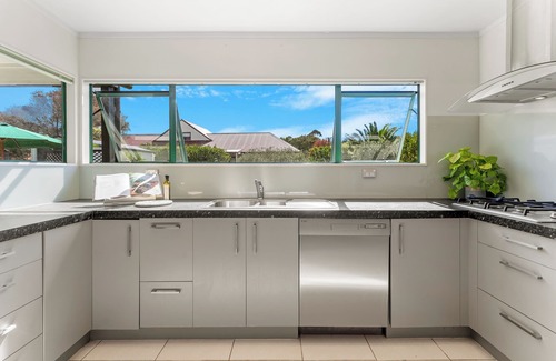 Matakana House | 5 Minutes Walk to Matakana Village, 5 Minute Drive to Omaha Beach