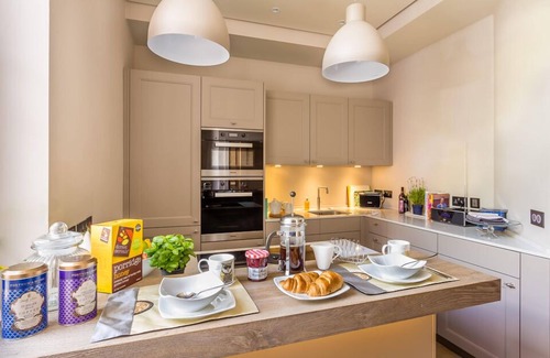 Exeter Apartment | 5* reviews - Apt in iconic bldg, Exeter, King Beds, 2 Baths, parking, gym, EV.