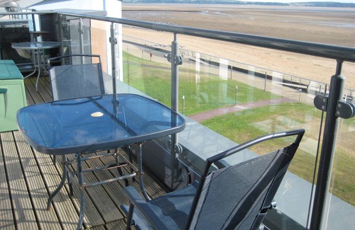 Llanelli Apartment | 5* Self Catering Penthouse, Llanelli, Beach, Sea Views, Walks, Golf, Cycle.