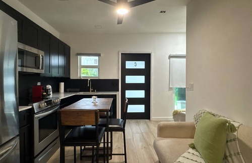 Granada Apartment | 5-Star 1BD Guest Suite Private Kitchen & Comfort