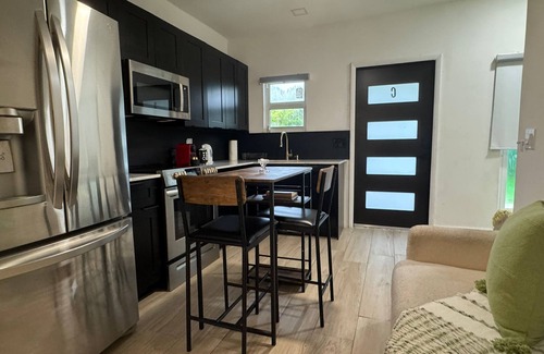 Granada Apartment | 5-Star 1BD Guest Suite Private Kitchen & Comfort