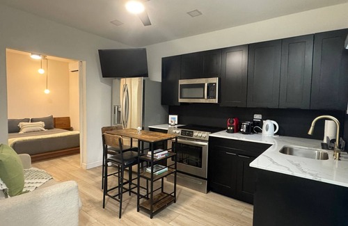 Granada Apartment | 5-Star 1BD Guest Suite Private Kitchen & Comfort