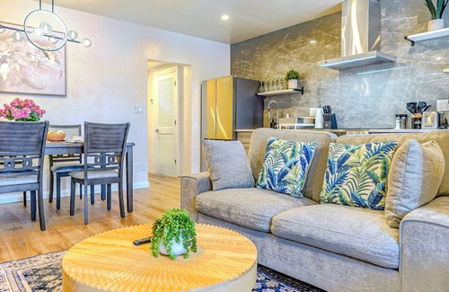 Parkway Museum District Apartment | 5 Star Art District Haven–Walk to Top Attractions!