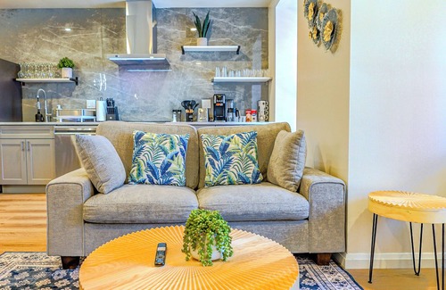 Parkway Museum District Apartment | 5 Star Art District Haven–Walk to Top Attractions!