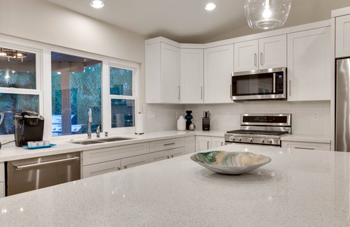Canyon Gate House | 5-STAR GORGEOUS JACUZZI SINGLE STORY HOME CLOSE TO STRIP. LICENSED/PERMITTED