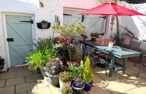 Criccieth House | 5 Star House in Criccieth. Sea Views. 1 minute from beach. Sleeps 8