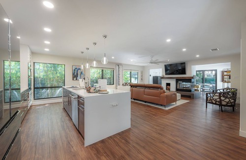 Beach Park House | 5 Star Luxury Getaway Heated Pool & Outdoor Fireplace