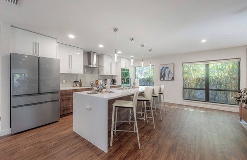 Beach Park House | 5 Star Luxury Getaway Heated Pool & Outdoor Fireplace