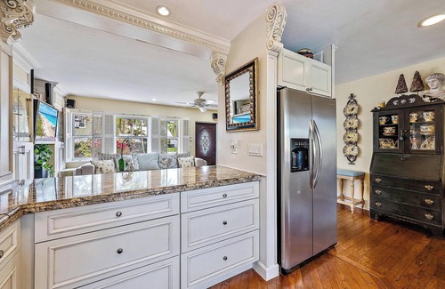 Southside House | 5 Star Luxury Private Pool Home min to Beaches & attractions Waterfront COM