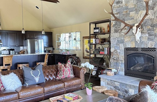 Somers Cabin | 5 Star Private Gated Luxury 3 King Bedroom Estate Lodge Lake Views EV Charger