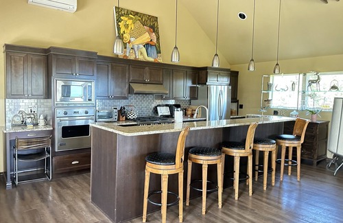 Somers Cabin | 5 Star Private Gated Luxury 3 King Bedroom Estate Lodge Lake Views EV Charger