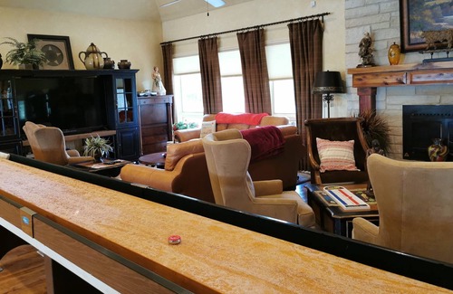 New Ulm Other | 5-star property 1 hr W of Katy, 30 min to Round Top, near The Vine Wedding Venue