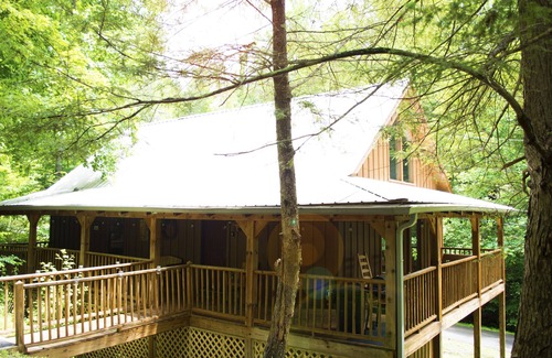 Gatlinburg - Pigeon Forge Ski Chalet | 5 STAR rated, easy to access, close to the main strip, tons of character!