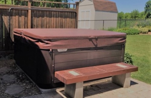 Oshkosh House | 5 Star Reviews, 5-Bedroom Home Sleeps 10, 3-Bath, Hot Tub, Game Room, So Nice!