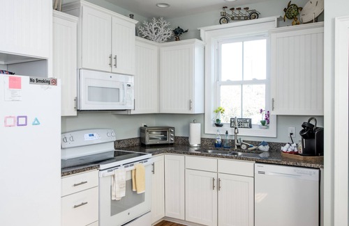 Atlantic Beach House | 5 Star Reviews Luxury House Pool, Steps from Ocean, Sleeps 6, Premier Host