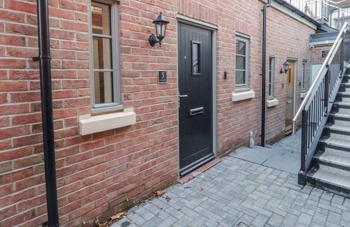 Glastonbury Apartment | 5 THE VAULTS, romantic, character holiday cottage in Glastonbury
